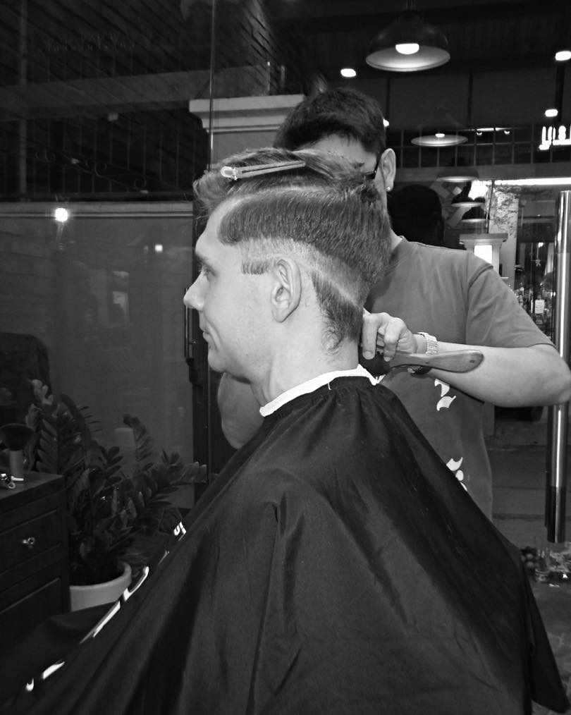 Khách hàng tìm kiếm Barbershop near me để trải nghiệm dịch vụ tại Folk Fade