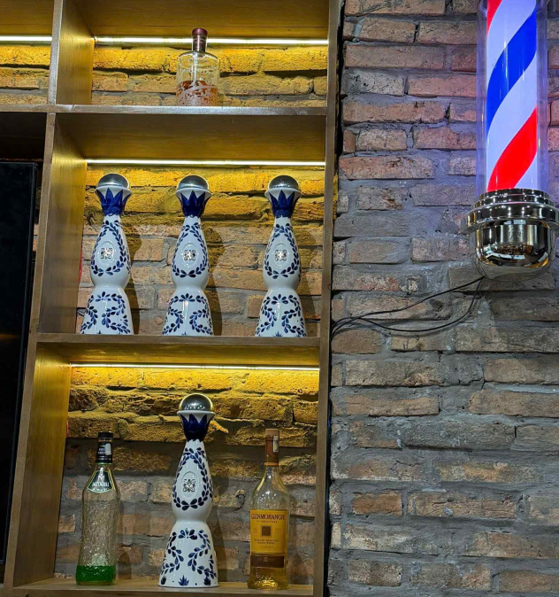 Barber Pole: Biểu Tượng Của Phong Cách New York City Đích Thực Và Câu Chuyện Lịch Sử